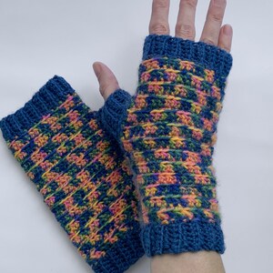 Crochet Fingerless Gloves Pattern. Modern winter crochet wrist warmers with cuffs image 4