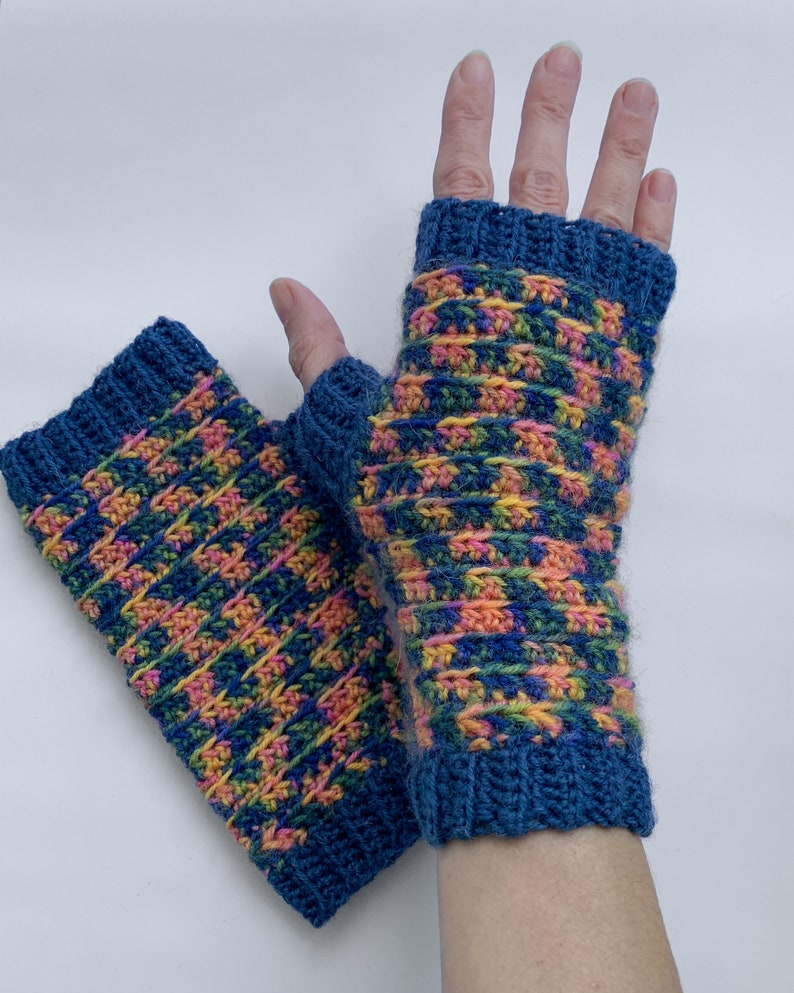 Crochet Fingerless Gloves Pattern. Modern winter crochet wrist warmers with cuffs image 4