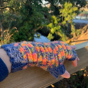 Crochet Fingerless Gloves Pattern. Modern winter crochet wrist warmers with cuffs image 9