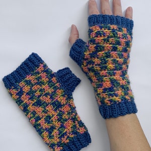 Crochet Fingerless Gloves Pattern. Modern winter crochet wrist warmers with cuffs image 6