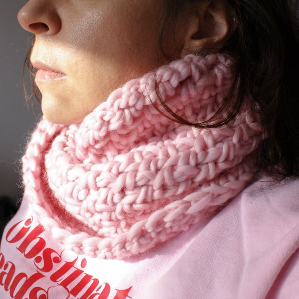 One Hour Crochet Cowl Pattern: Beginner level chunky twisted neck warmer