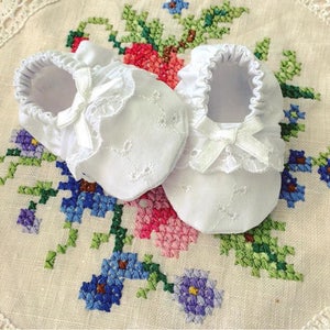 Patucos bordados hechos a mano: zapatitos de cuna para bautizo (0-3 meses)