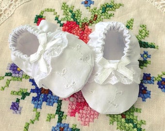 Baby girls booties, handmade baby girls  shoes, crib shoes, soft shoes. Pretty baby shoes, christening shoes, baptism booties .