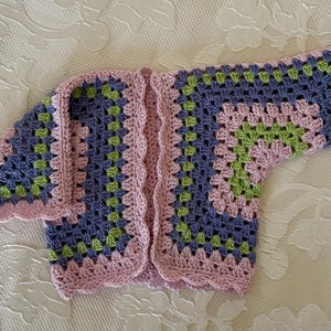 Cardigan Hexi all&#39;uncinetto, maglione per neonati fatto a mano, grazioso top per neonate, lavorato all&#39;uncinetto a mano, caldo cardigan per neonati, filato morbido, taglia 6-12 mesi.