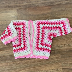 Cardigan Hexi all&#39;uncinetto, maglione per neonati fatto a mano, grazioso top per neonate, lavorato all&#39;uncinetto a mano, cardigan caldo per neonati, cardigan rosa, taglia 1