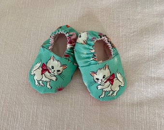 Baby girls kitten booties , cute crib shoes, kitten baby shoes , baby shower gift, new baby gift .