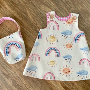 Mädchen Trägerkleid und Tasche, handgemachtes Mädchenkleid, Größe 5 Spaß Regenbogen und Sonnenschein Trägerkleid