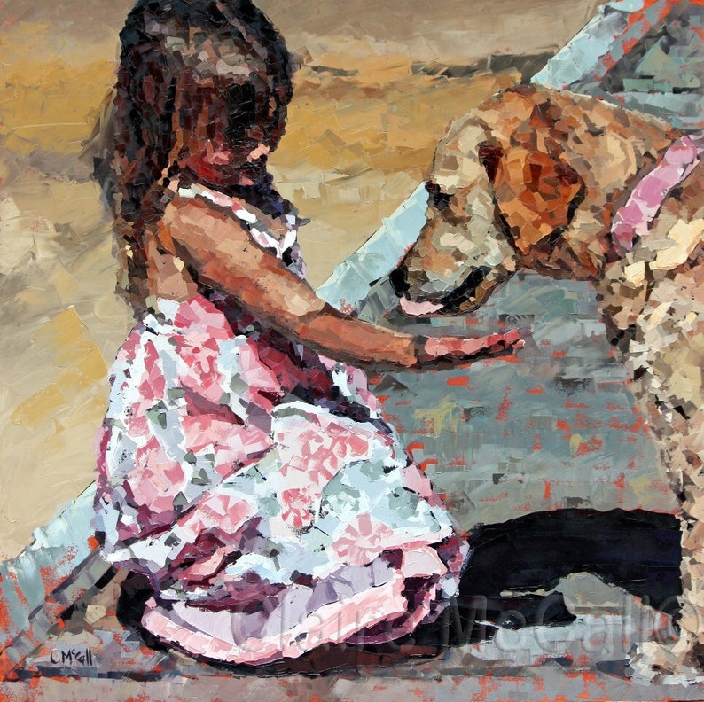 Peut inclure: Une jeune fille v&ecirc;tue d'une robe &agrave; fleurs rose et blanche est assise sur une surface en bois, regardant un chien golden retriever avec un collier rose. Le chien regarde la fille et a la langue dehors.