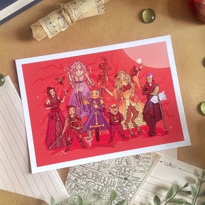 Può includere: Una carta illustrata con un gruppo di personaggi in un'ambientazione fantasy. I personaggi sono vestiti con costumi colorati e tengono in mano varie armi e oggetti. La carta ha uno sfondo rosso con contorni bianchi.