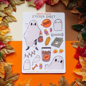 Könnte beinhalten: Eine Sticker-Tafel mit verschiedenen niedlichen Geister-Illustrationen. Die Tafel enthält einen Geist, der einen Eimer mit Süßigkeiten hält, einen Geist mit einer Sprechblase, die "Boo!" sagt, und einen Geist, der ein Buch mit der Aufschrift "Ghost Stories" hält.