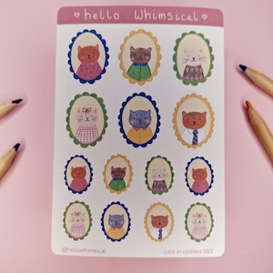 Op de afbeelding: Een vel stickers met illustraties van katten in verschillende outfits, elk in een ovale lijst. De bovenkant heeft de tekst "hello Whimsical". De rechterbenedenhoek leest "cats in clothes 083".