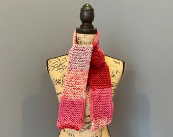 Veelkleurige gebreide sjaal, variaties van roze, roze gebreide sjaal, handgebreide roze sjaal, warm en zacht, mooi en roze, elegantie en stijl