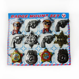 Conjunto vintage japonês de 12 incríveis emblemas/broches/alfinetes de lata em relevo ocidental, feitos no japão, novo estoque de loja antiga, cartão de exibição