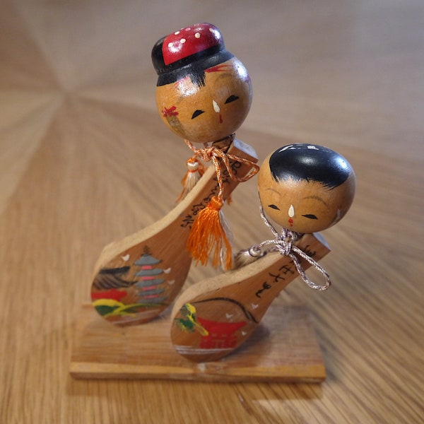 VINTAGE 1970's Statue en bois en forme de Kokeshi , Décoration , Kokeshi , Bois et bambou , Figurine japonaise , Fille et garçon , Souvenir japonais