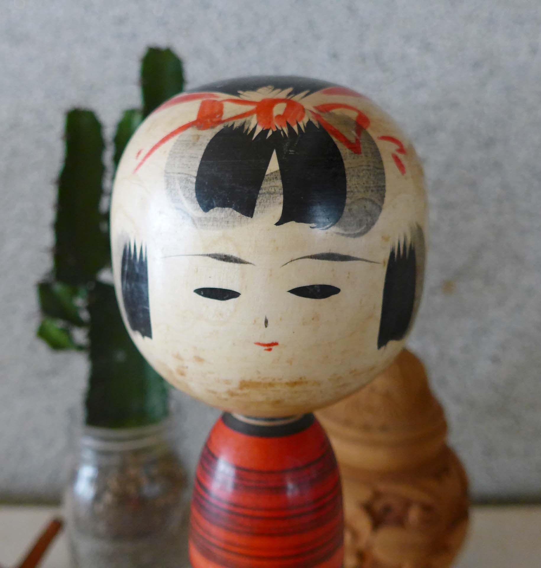Vintage 1950S Poupée Kokeshi Traditionnelle Japonaise en Bois , Peint à La Main/Fabriqué Motif de Fl