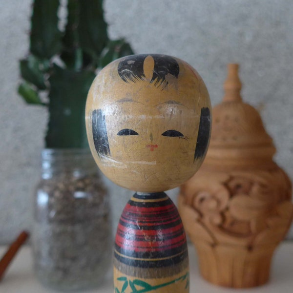 VINTAGE 1950s Poupée Kokeshi traditionnelle japonaise en bois , Peint à la main / fabriqué à la main , Motif en bambou , Article de collection , Fabriqué au Japon , Porté