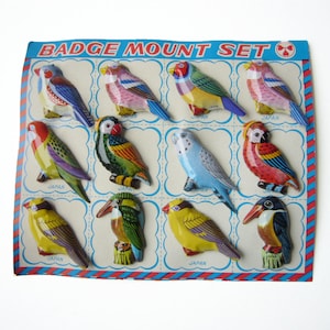 Set di 12 spille/distintivi in latta goffrati a forma di uccellino colorato vintage giapponese, realizzati in Giappone, nuovi stock di magazzino, cartellini espositivi