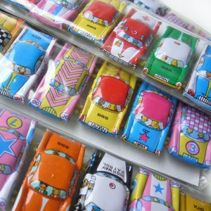 Conjunto VINTAGE JAPONÊS de 10 mini carros de lata coloridos bonitos/minúsculos lito, em relevo, feito no Japão, novo estoque de loja antiga