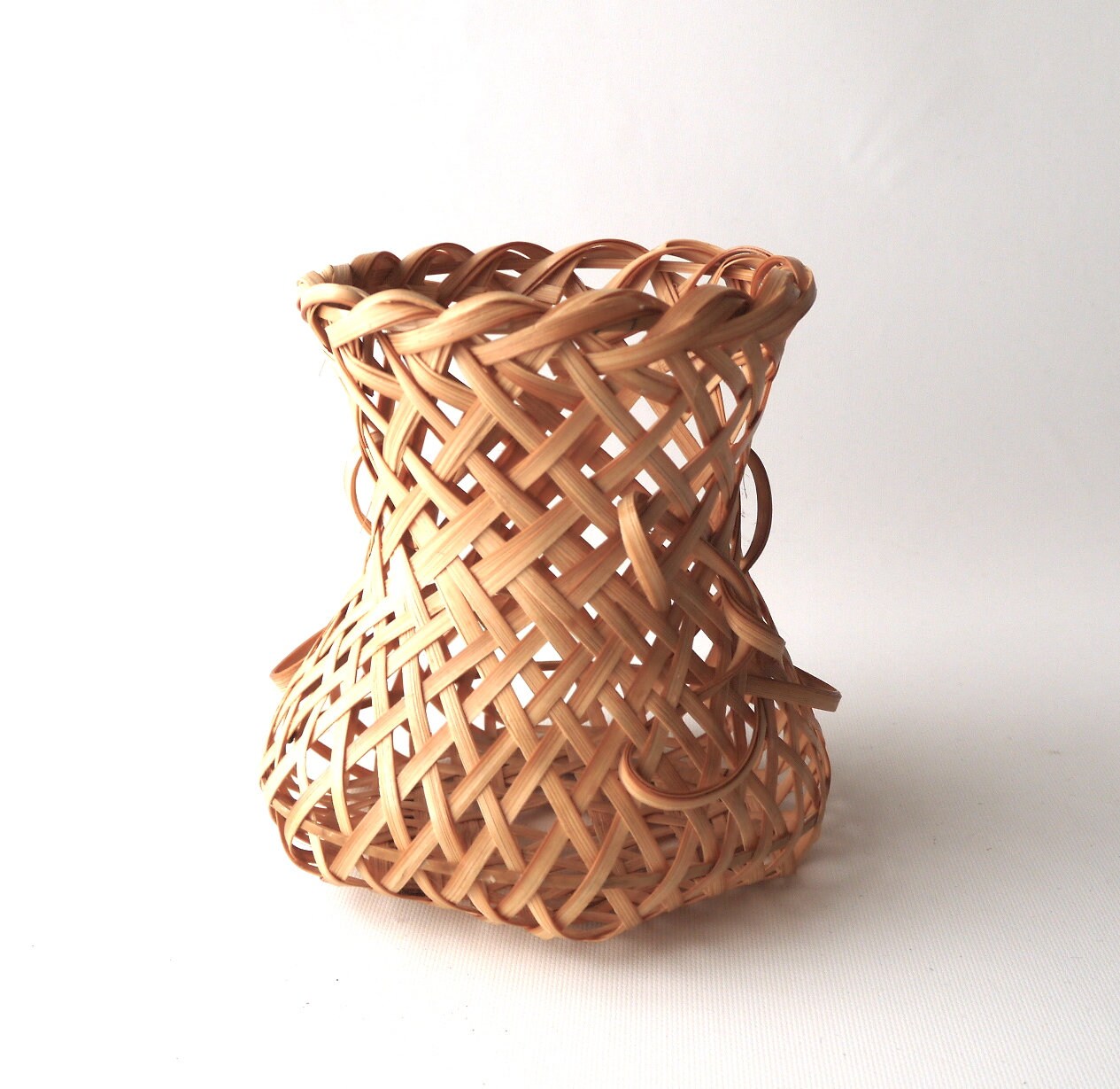 Vintage 1960's , Lovely Bamboo Woven Basket Takekago Fabriqué à La Main Belle Forme Décoration Intér