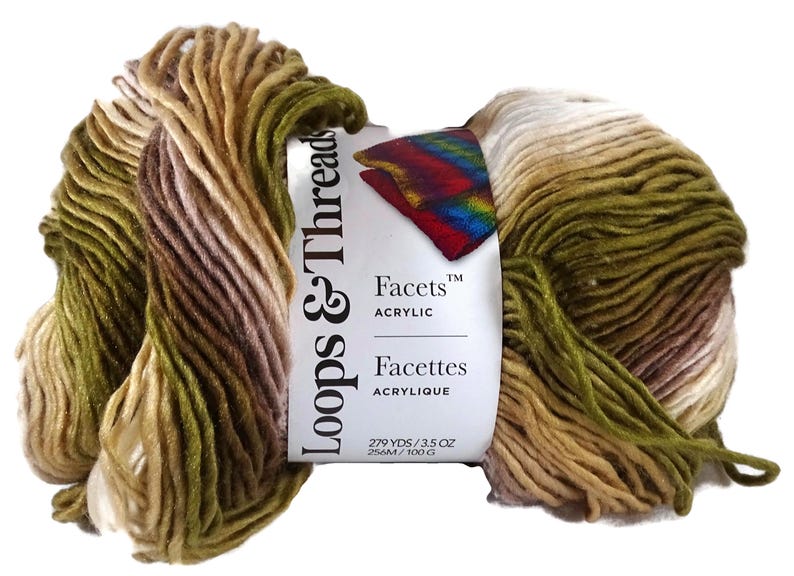Puede incluir: Una madeja de hilo acr&iacute;lico Loops & Threads Facets con una paleta de colores variados en tonos verde oliva, marr&oacute;n y crema. La etiqueta blanca del producto muestra la marca, el texto Facets Acrylic y 256M / 100 G.