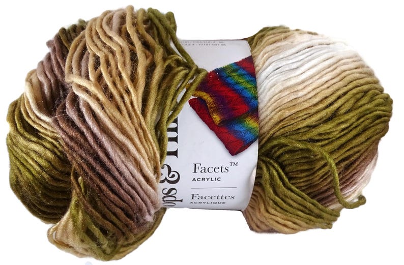 Puede incluir: Una madeja de hilo acr&iacute;lico con una paleta de colores variados en verde oliva, beige, marr&oacute;n y crema. Una etiqueta de papel blanco envuelve el centro, mostrando el texto Facets Acrylic y Facettes Acrylique con un peque&ntilde;o gr&aacute;fico de arco&iacute;ris.