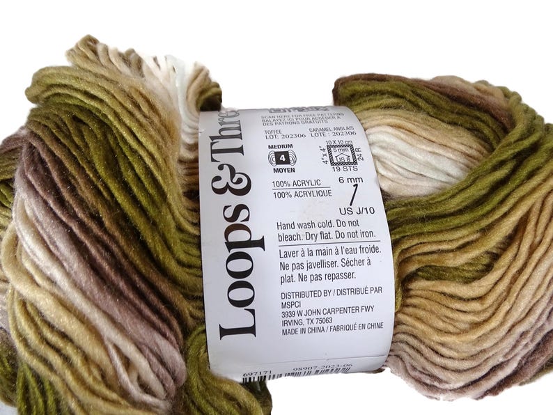 Puede incluir: Una madeja de hilo Loops & Threads de peso medio 4 en una combinaci&oacute;n de colores variados de verde oliva, marr&oacute;n y crema. La etiqueta de papel indica material 100% acr&iacute;lico, tama&ntilde;o de aguja de 6 mm, ganchillo US J/10 e instrucciones.