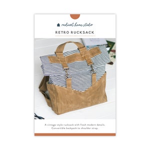 K&ouml;nnte beinhalten: Ein brauner Rucksack aus Lederimitat mit schwarzem und wei&szlig;em gestreiftem Stofffutter. Die Tasche hat einen oberen Griff und verstellbare Tr&auml;ger. Der Text "radiant home studio" und "RETRO RUCKSACK" ist auf dem Bild gedruckt.