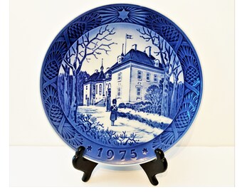 Vintage Royal Copenhagen China Queen's Christmas Residence 1975