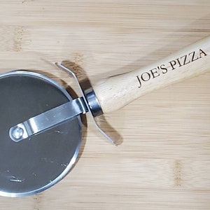 Family Engraved Wooden Pizza Cutter. Personalized Pizza Cutter. Kitchen Utensil. 4 Inch Diameter Blade Pizza Cutter with Wooden Handle