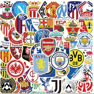 Könnte beinhalten: Eine Sammlung verschiedener Logos und Wappen professioneller Fußballmannschaften mit unterschiedlichen Formen, Farben und Symbolen, darunter Tiere, Schilde und Schriftzüge wie Arsenal, Manchester City, Liverpool und Juventus, in einer Collage.