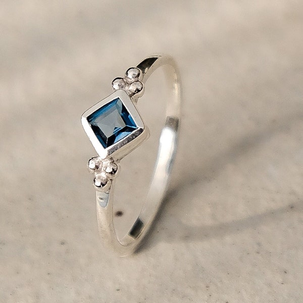 Goddelijkheid Princess Ring, London Blue Topaz Ring, November Birthstone Ring, London Blue Topaz, Zilveren Ring, Stapelringen, Fairtrade Sieraden