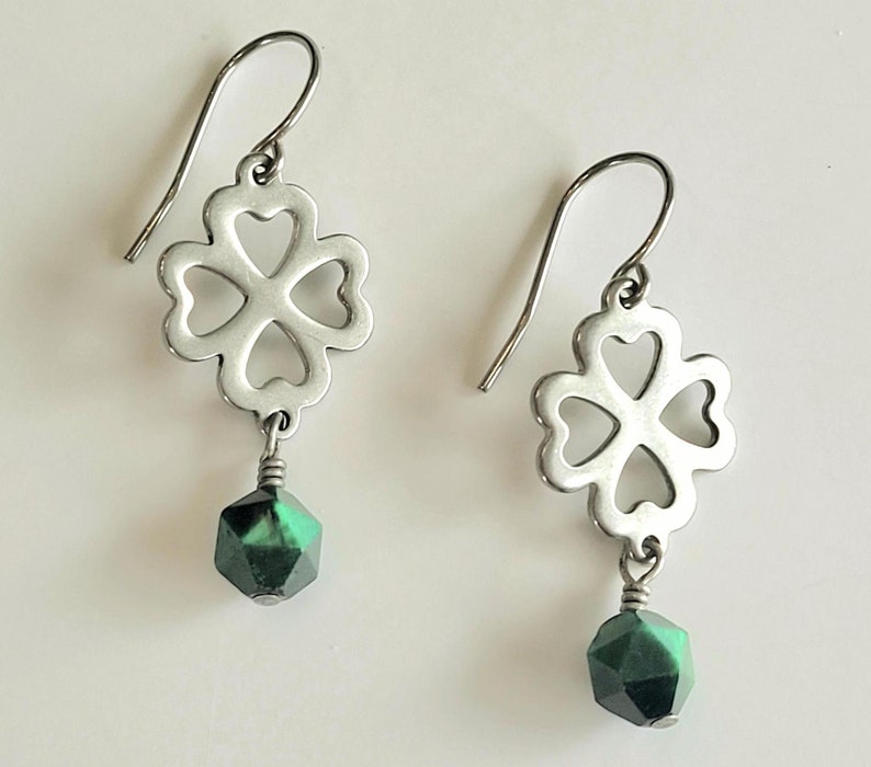 Boucles D'oreilles Trèfle Et Marguerites En émail Blanc/jaune Sur Acier Inoxydable Plaqué Or - Neuf Avec étiquettes