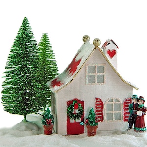 Carlie: una plantilla en PDF de una casa de pueblo navideña en miniatura para cortar, crear y decorar con papel y purpurina
