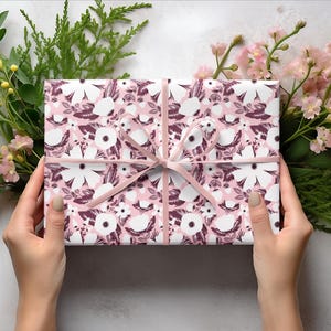 Rotolo di carta da regalo, motivo floreale rosa, finitura opaca o satinata, carta da regalo personalizzabile, carta da regalo per le feste, compleanno delle bambine