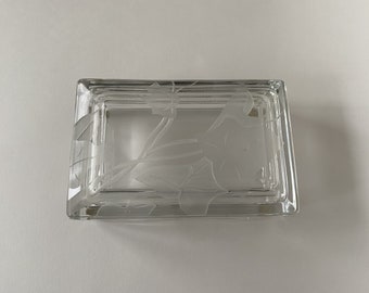 Signed Dorothy Thorpe Ivy Etched Glass Cigarette or Trinket Box with Lid