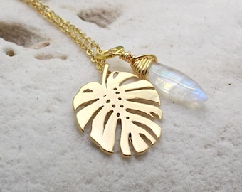 Collier de feuilles de Monstera d’or avec le charme de pierre de lune enveloppé de fil, collier de plage, bijoux inspirés de plage, collier d’or