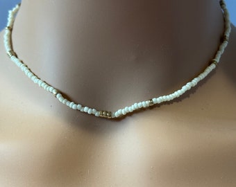 Ras de cou délicat en perles de rocaille, parfait pour superposer une ambiance de plage, simple cadeau élégant