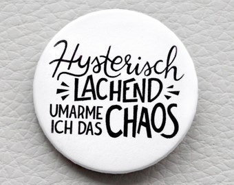 cute as a button "Hysterisch LACHEND umarme ich das CHAOS" quote button / badge