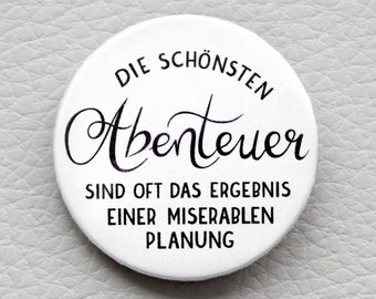 cute as a button "Die schönsten ABENTEUER sind oft das Ergebnis einer miserablen Planung." handlettering Spruch Button