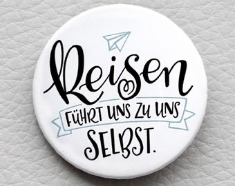 Button 'Reisen führt uns zu uns selbst.' mit Spruch von cute as a button