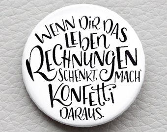Handlettering Button 'Rechnungen & Konfetti' mit Spruch von cute as a button