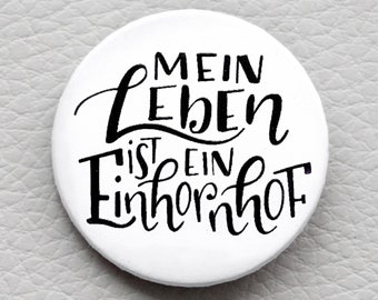 Handlettering Button 'Mein Leben ist ein Einhornhof' mit Spruch von cute as a button