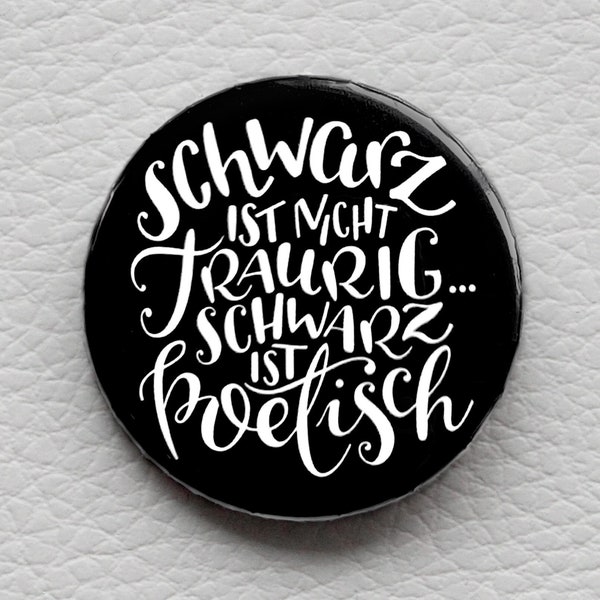 Handlettering Button 'Schwarz ist nicht TRAURIG...' II mit Spruch von cute as a button