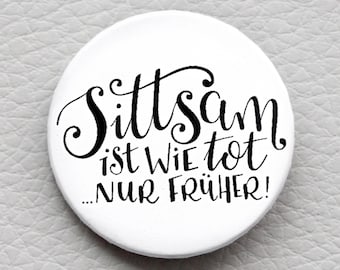 Handlettering Button 'Sittsam ist wie tot... nur früher!' mit Spruch von cute as a button