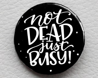 Handlettering Button 'Not Dead Just Busy!' mit Spruch von cute as a button