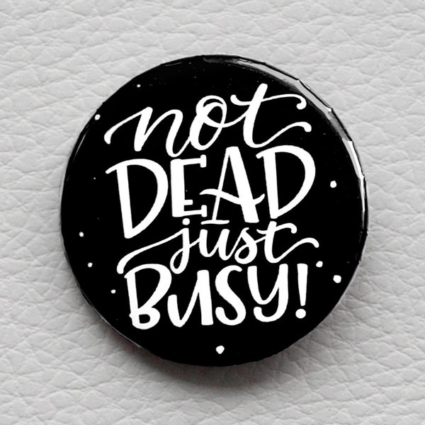 Handlettering Button 'Not Dead Just Busy!' mit Spruch von cute as a button