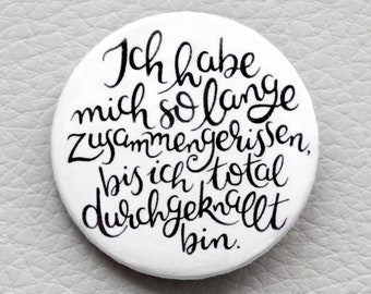 Handlettering Button 'Total Durchgeknallt' mit Spruch von cute as a button