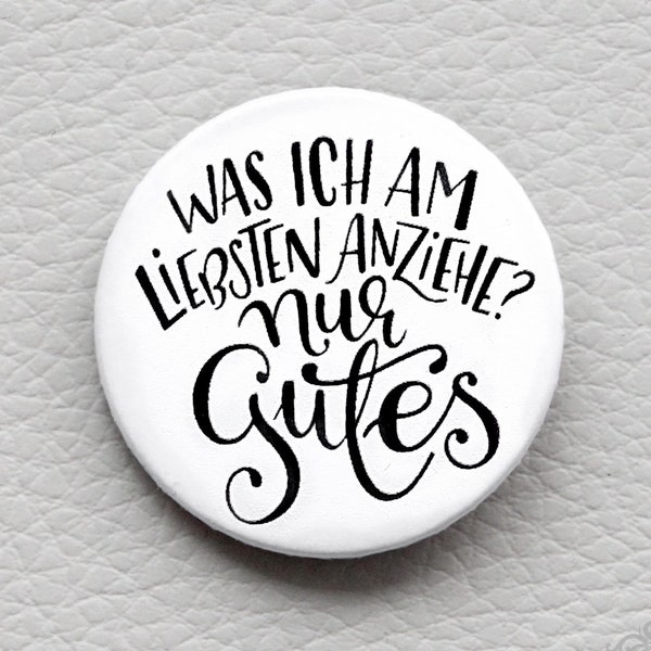 Handlettering Button 'Was ich am liebsten anziehe? Nur Gutes' mit Spruch von cute as a button