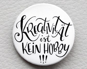 Handlettering Button 'Kreativität ist kein Hobby!!!' mit Spruch von cute as a button