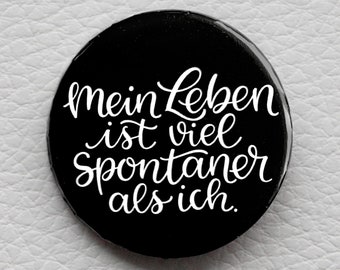 Button 'Mein Leben ist viel spontaner als ich.' mit Spruch von cute as a button